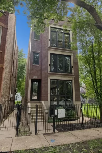 2BR Condo for Sale in Chicago, IL