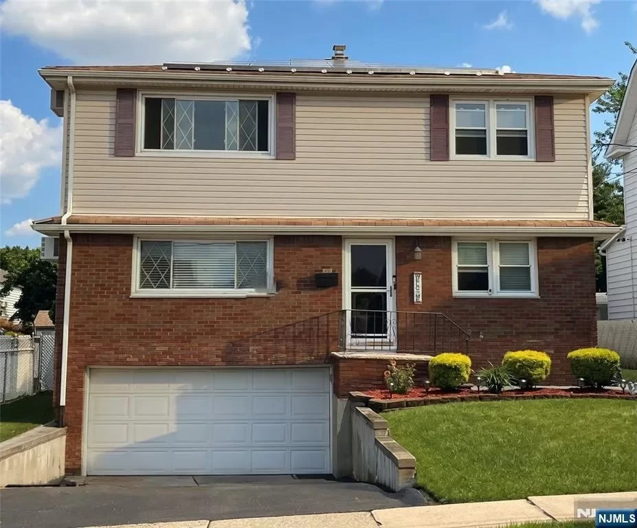 6BR Multi-Family for Sale in Lyndhurst, NJ