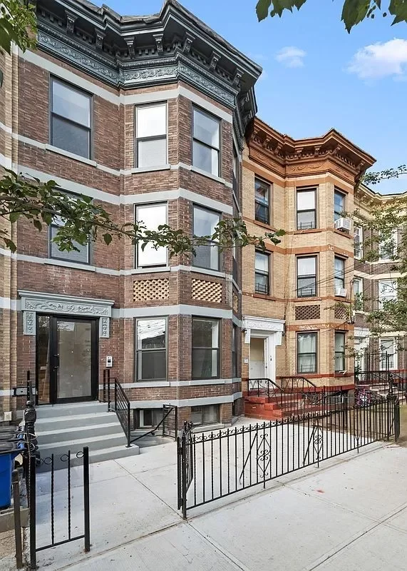 8BR Townhouse for Sale in Brooklyn, NY