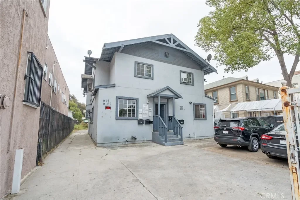 4BR Multi-Family for Sale in Los Angeles, CA