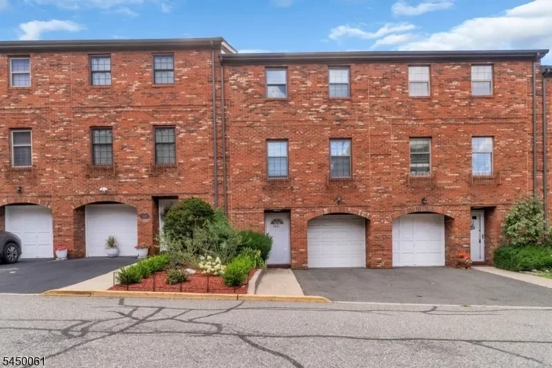 4BR Condo for Sale in North Bergen, NJ