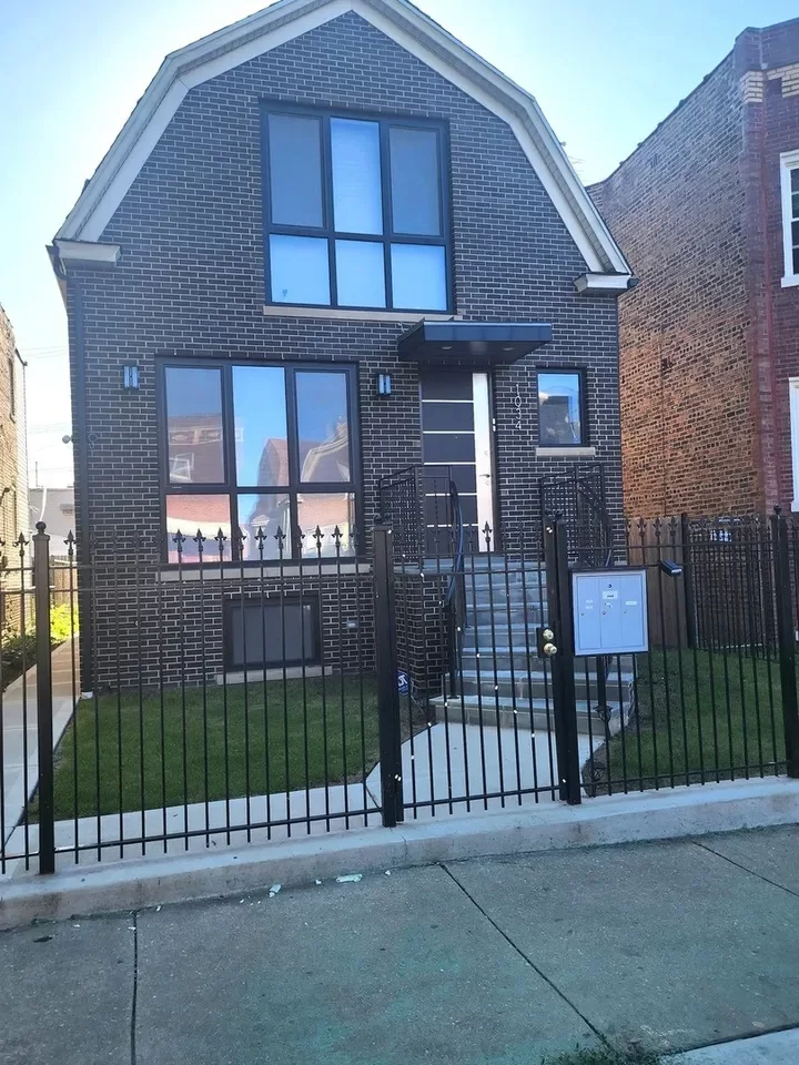 4BR Multi-Family for Sale in Chicago, IL