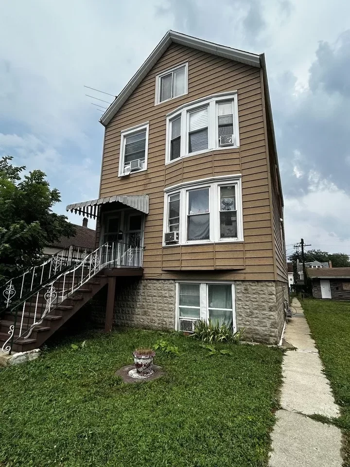 6BR Multi-Family for Sale in Chicago, IL