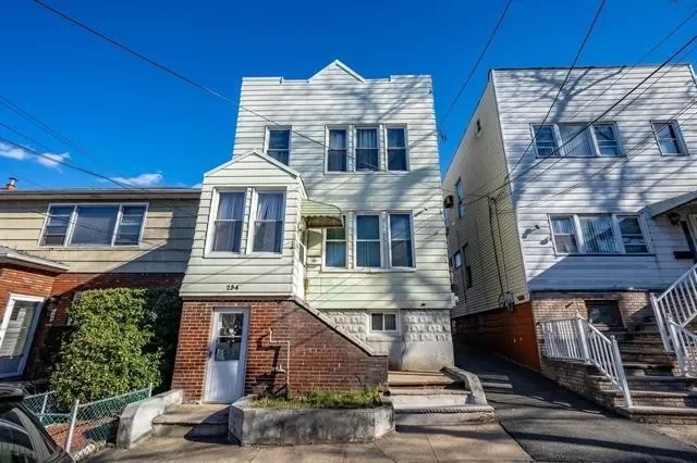 5BR Multi-Family for Sale in Union City, NJ