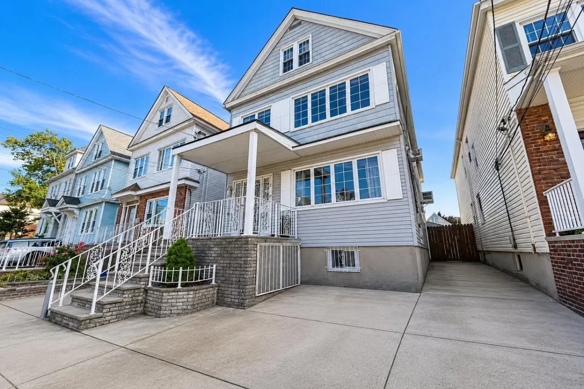 5BR Multi-Family for Sale in Bayonne, NJ