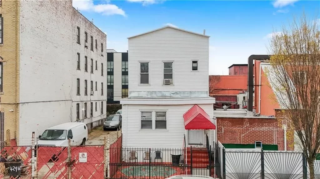 3BR House for Sale in Brooklyn, NY