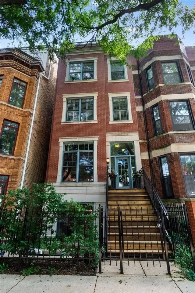 2BR Condo for Sale in Chicago, IL