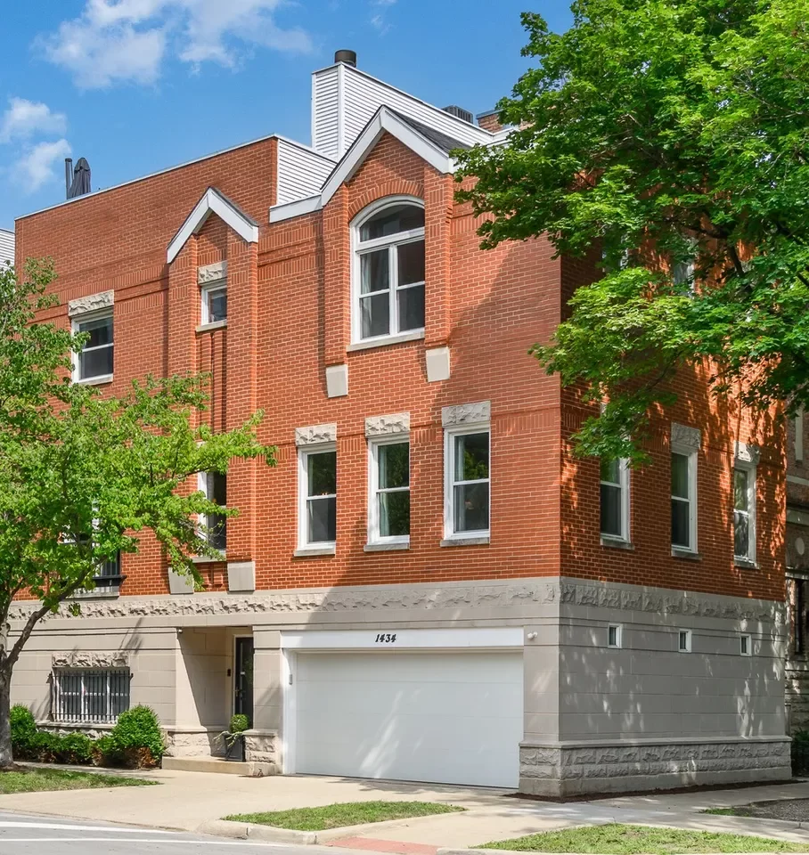 4BR Townhouse for Sale in Chicago, IL