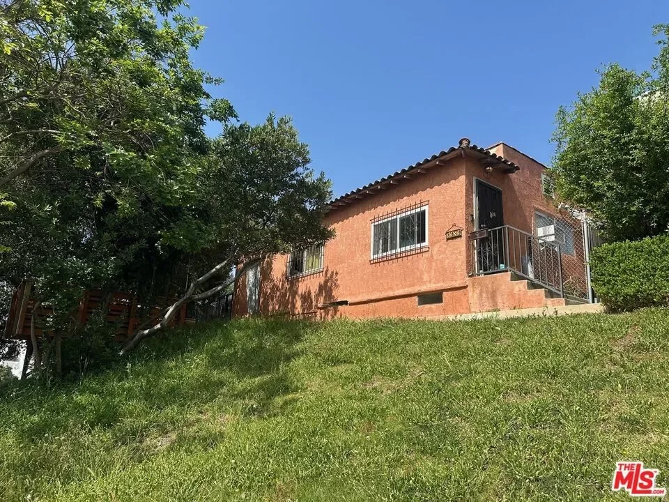 8BR Multi-Family for Sale in Los Angeles, CA