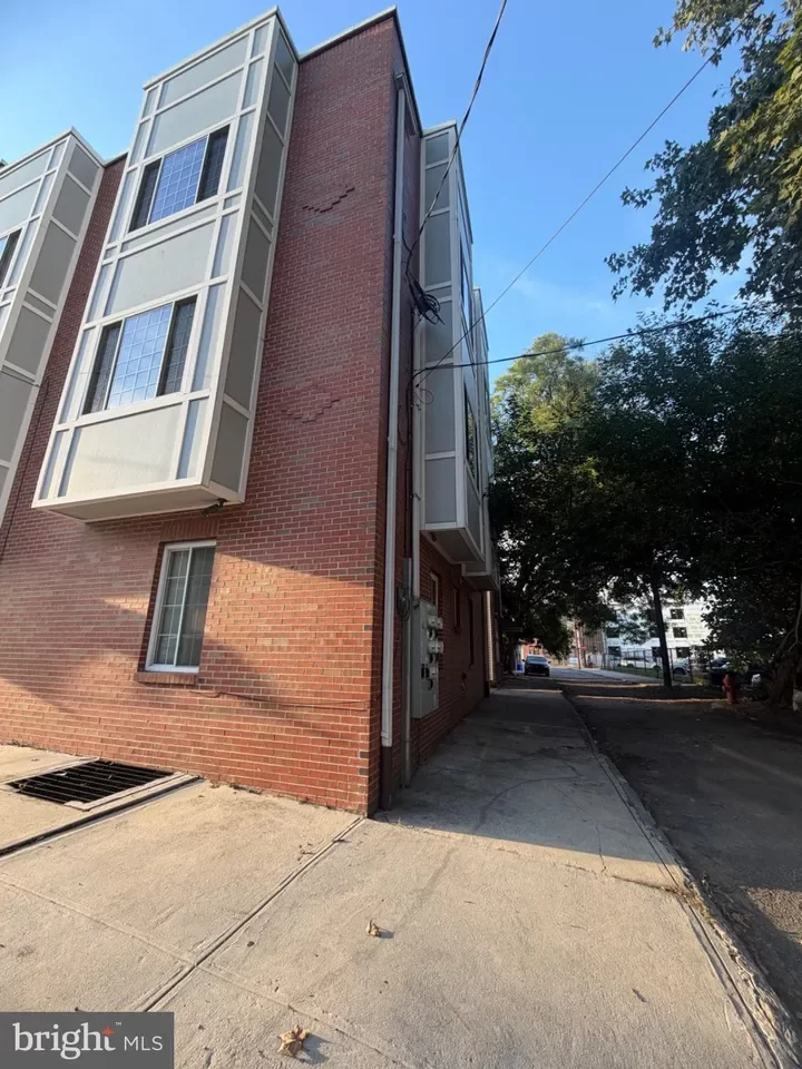 12BR Townhouse for Sale in Philadelphia, PA