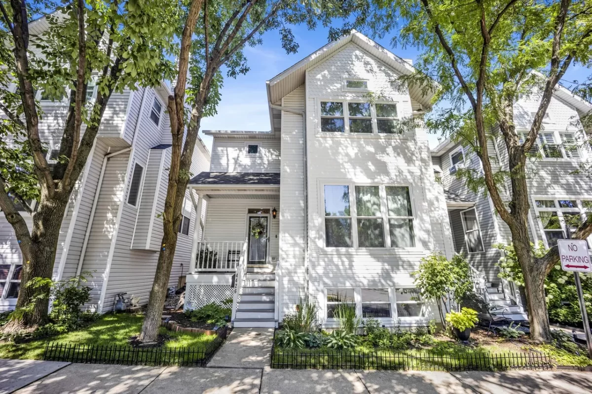 3BR Townhouse for Sale in Chicago, IL
