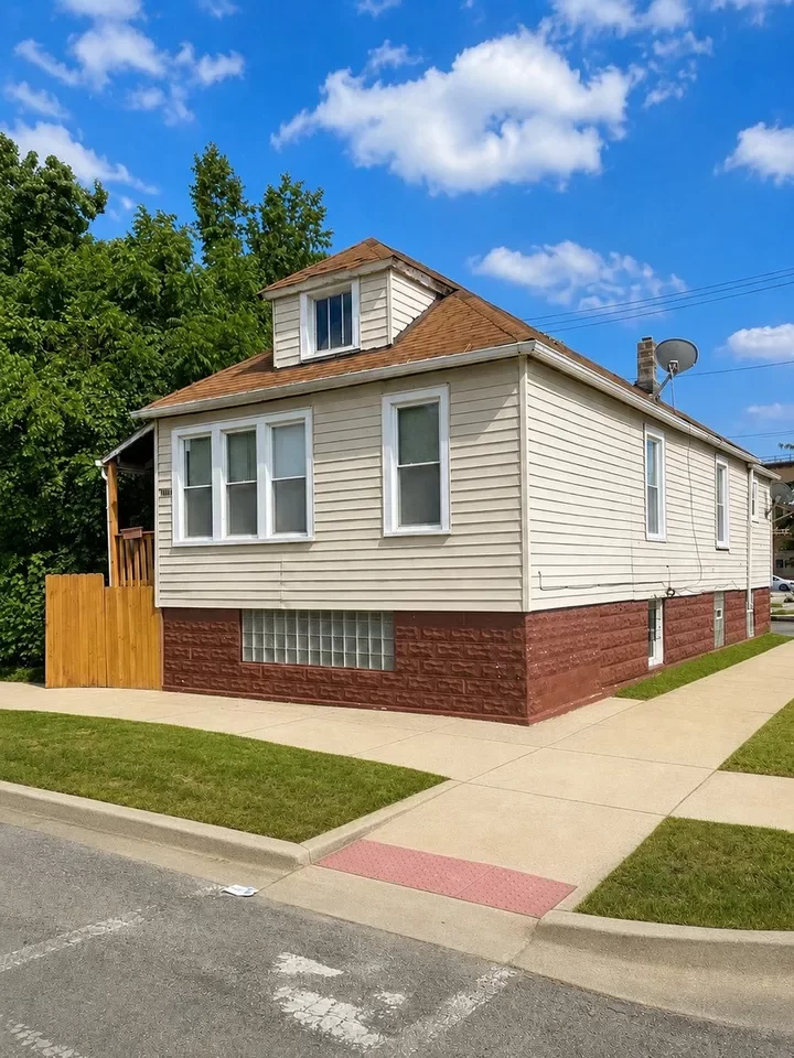 2BR House for Sale in Chicago, IL
