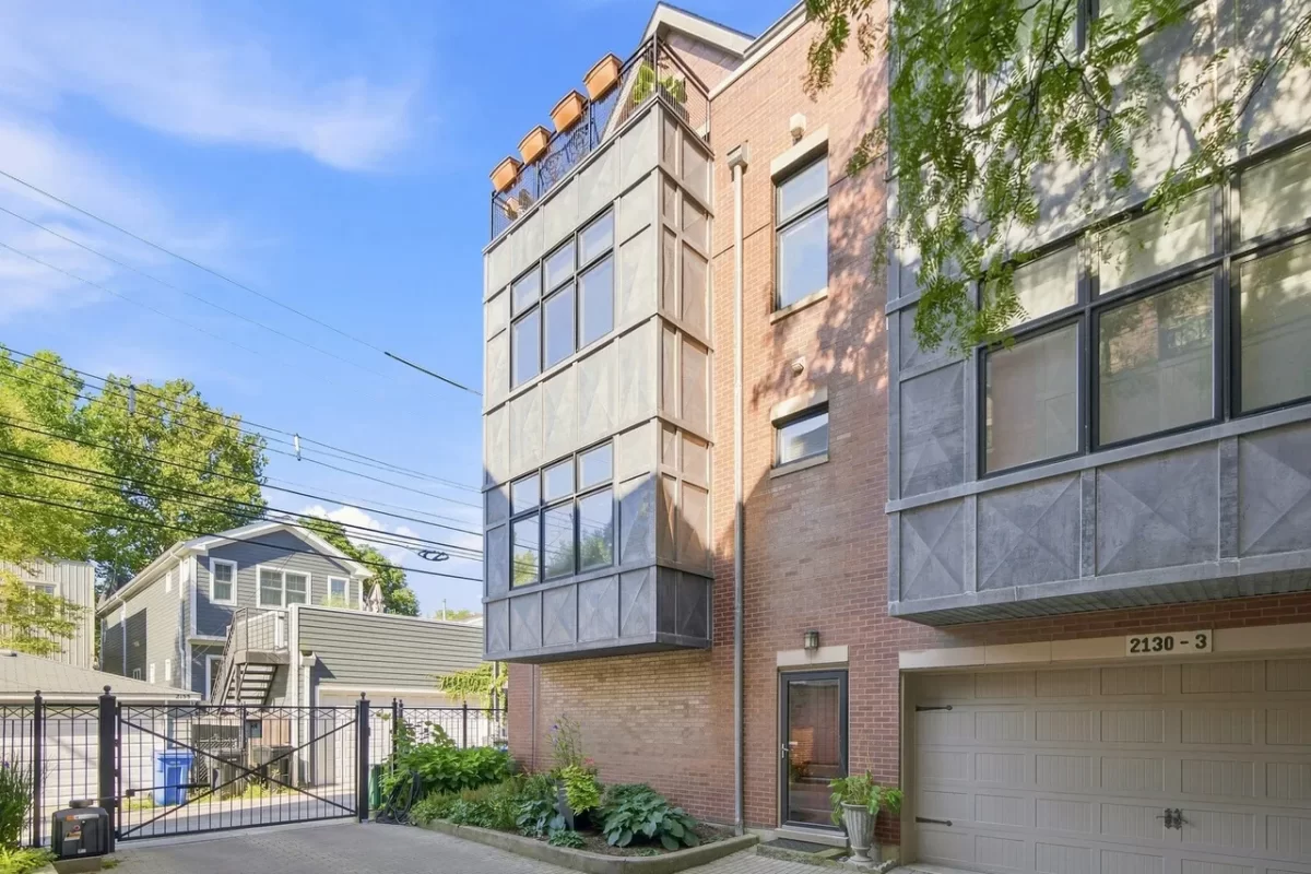 3BR Townhouse for Sale in Chicago, IL