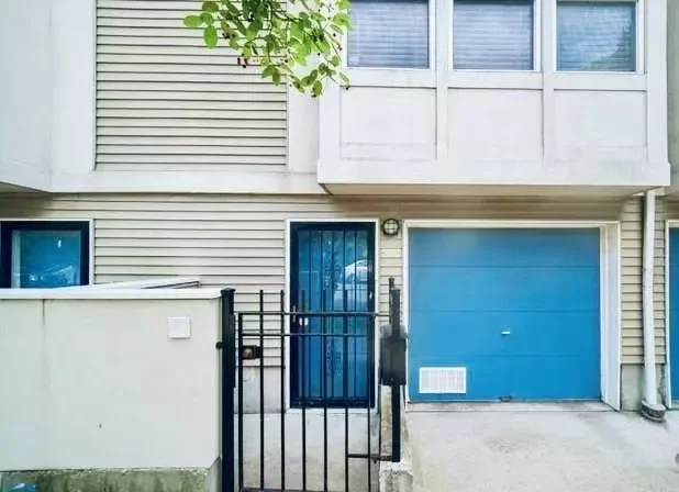 3BR Townhouse for Sale in Chicago, IL