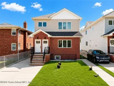 6BR Multi-Family for Sale in Staten Island, NY
