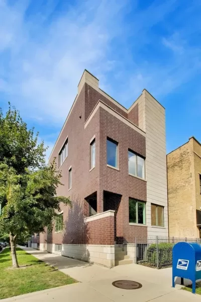 4BR Townhouse for Sale in Chicago, IL