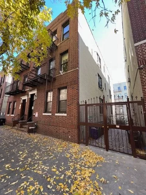 13BR House for Sale in Astoria, NY