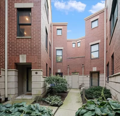 2BR Townhouse for Sale in Chicago, IL