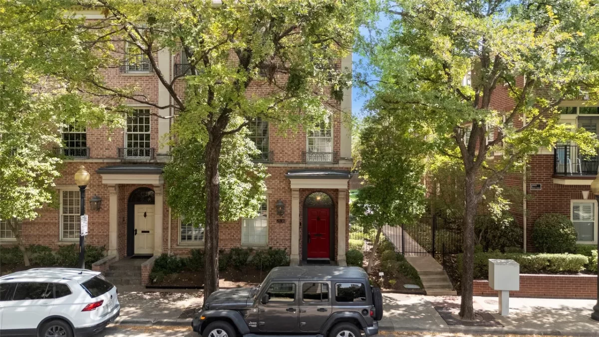 3BR Townhouse for Sale in Dallas, TX