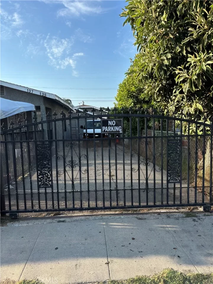 3BR Multi-Family for Sale in Los Angeles, CA