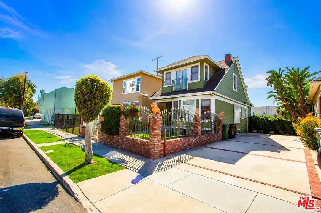 5BR Multi-Family for Sale in Los Angeles, CA