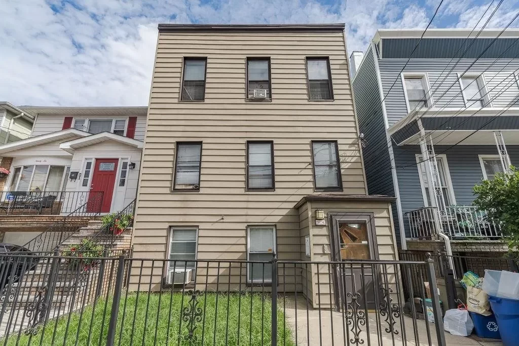 6BR Multi-Family for Sale in Jersey City, NJ