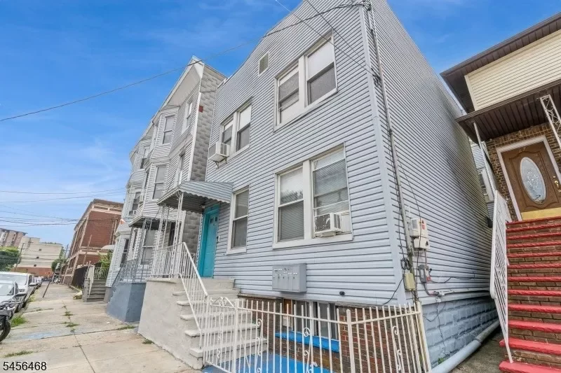 6BR Multi-Family for Sale in Jersey City, NJ