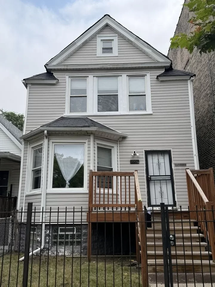 6BR Multi-Family for Sale in Chicago, IL