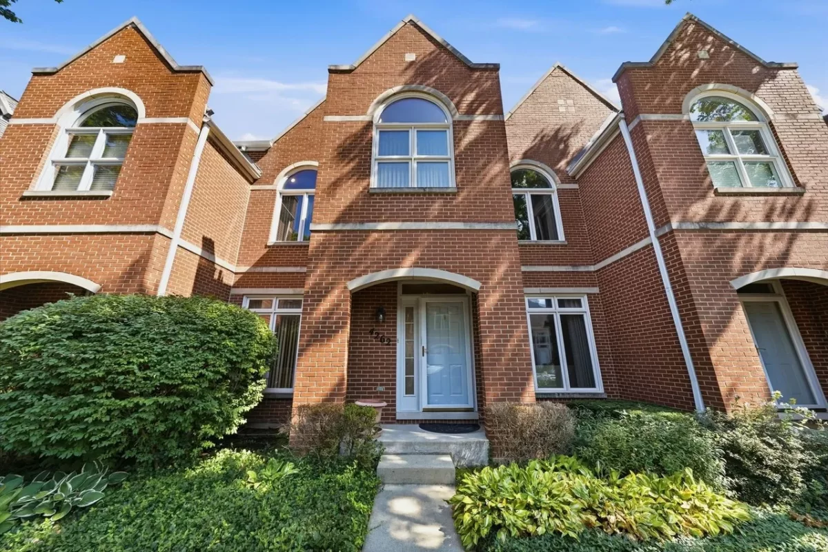 3BR Townhouse for Sale in Chicago, IL