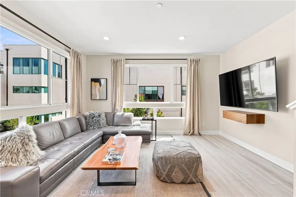 3BR Condo for Sale in Los Angeles, CA