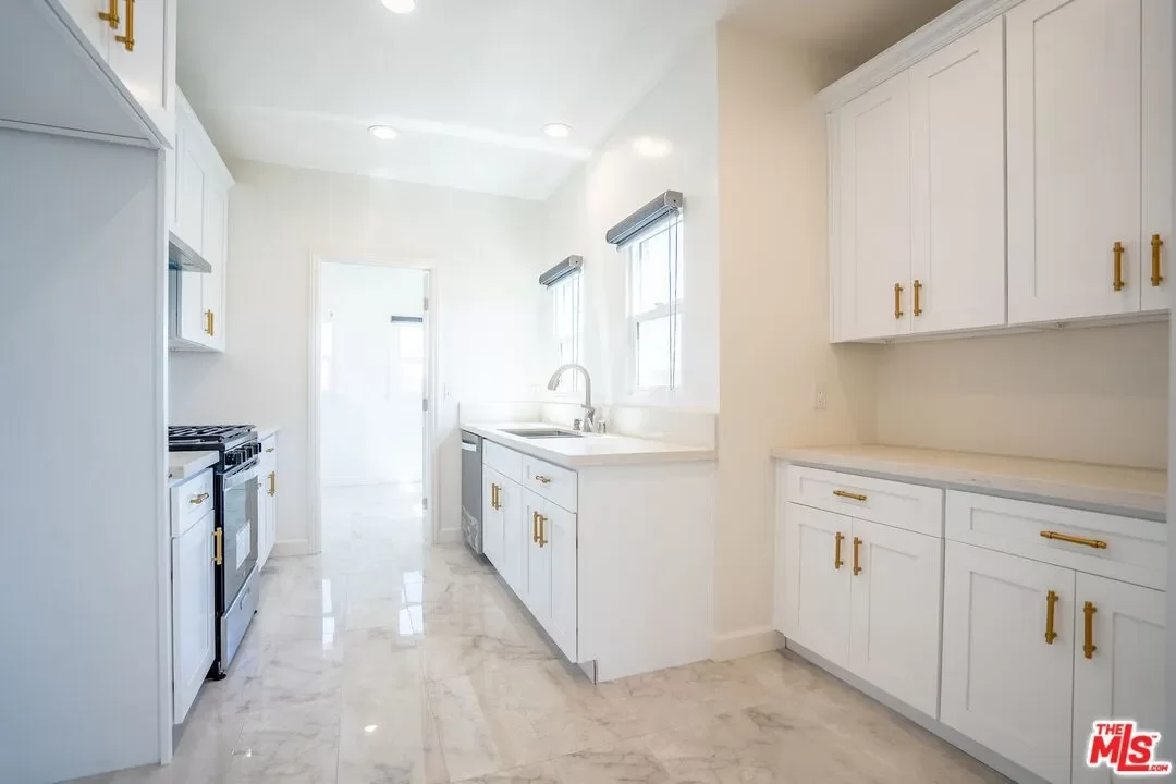4BR Multi-Family for Sale in Los Angeles, CA