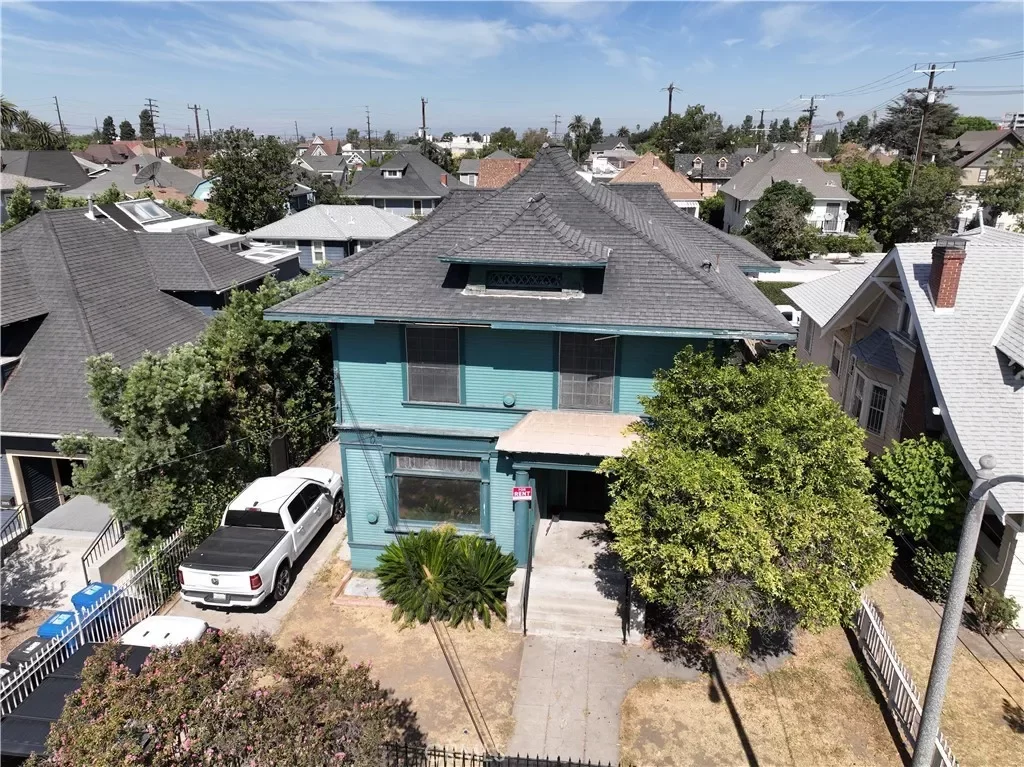 4BR Multi-Family for Sale in Los Angeles, CA
