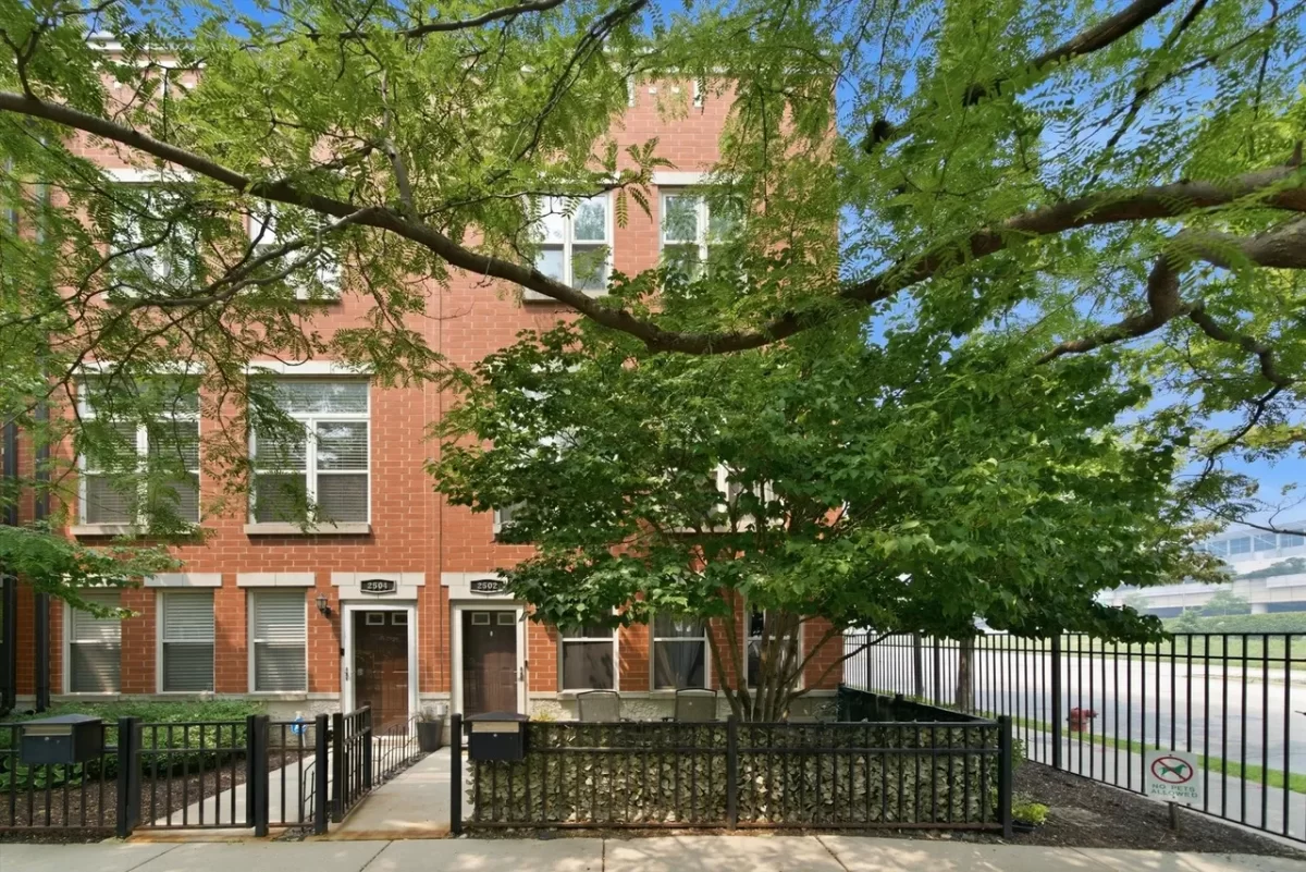 2BR Townhouse for Sale in Chicago, IL