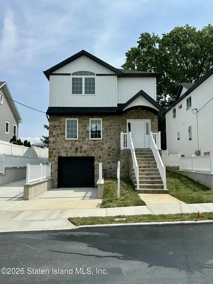 6BR House for Sale in Staten Island, NY