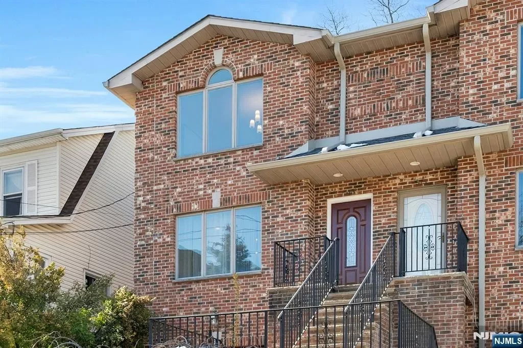 4BR Townhouse for Sale in Cliffside Park, NJ