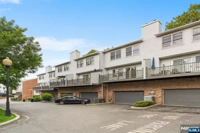 3BR Townhouse for Sale in Edgewater, NJ