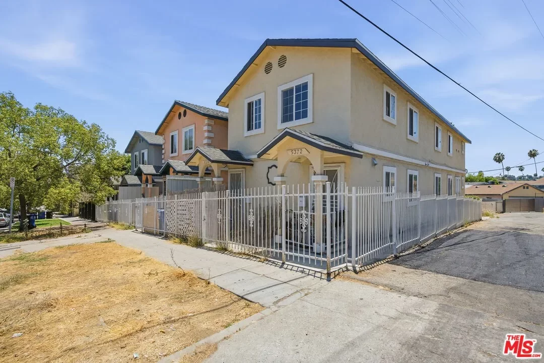6BR Multi-Family for Sale in Los Angeles, CA
