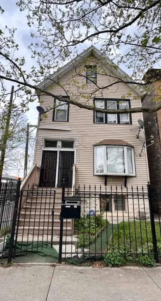 6BR Multi-Family for Sale in Chicago, IL