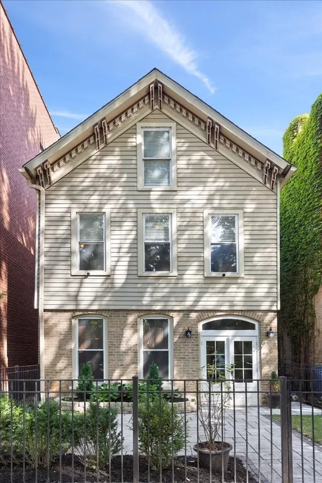 7BR Multi-Family for Sale in Chicago, IL