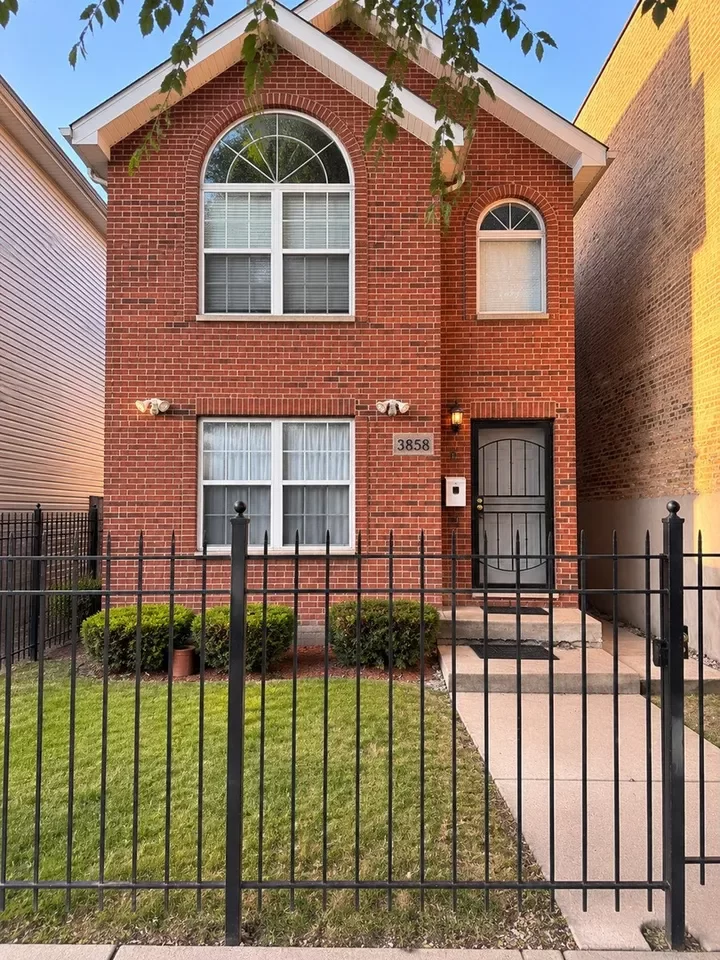 6BR Multi-Family for Sale in Chicago, IL