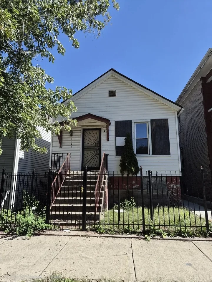 2BR House for Sale in Chicago, IL
